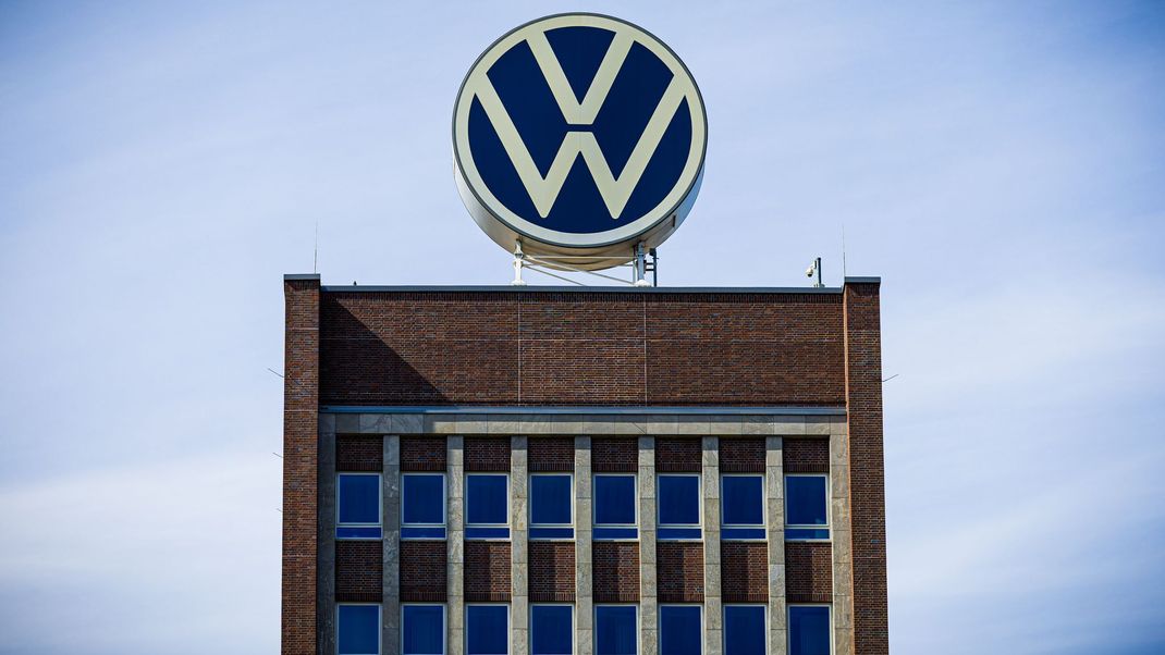 Der VW-Konzern hat im zweiten Quartal einen deutlichen Gewinneinbruch verzeichnet.