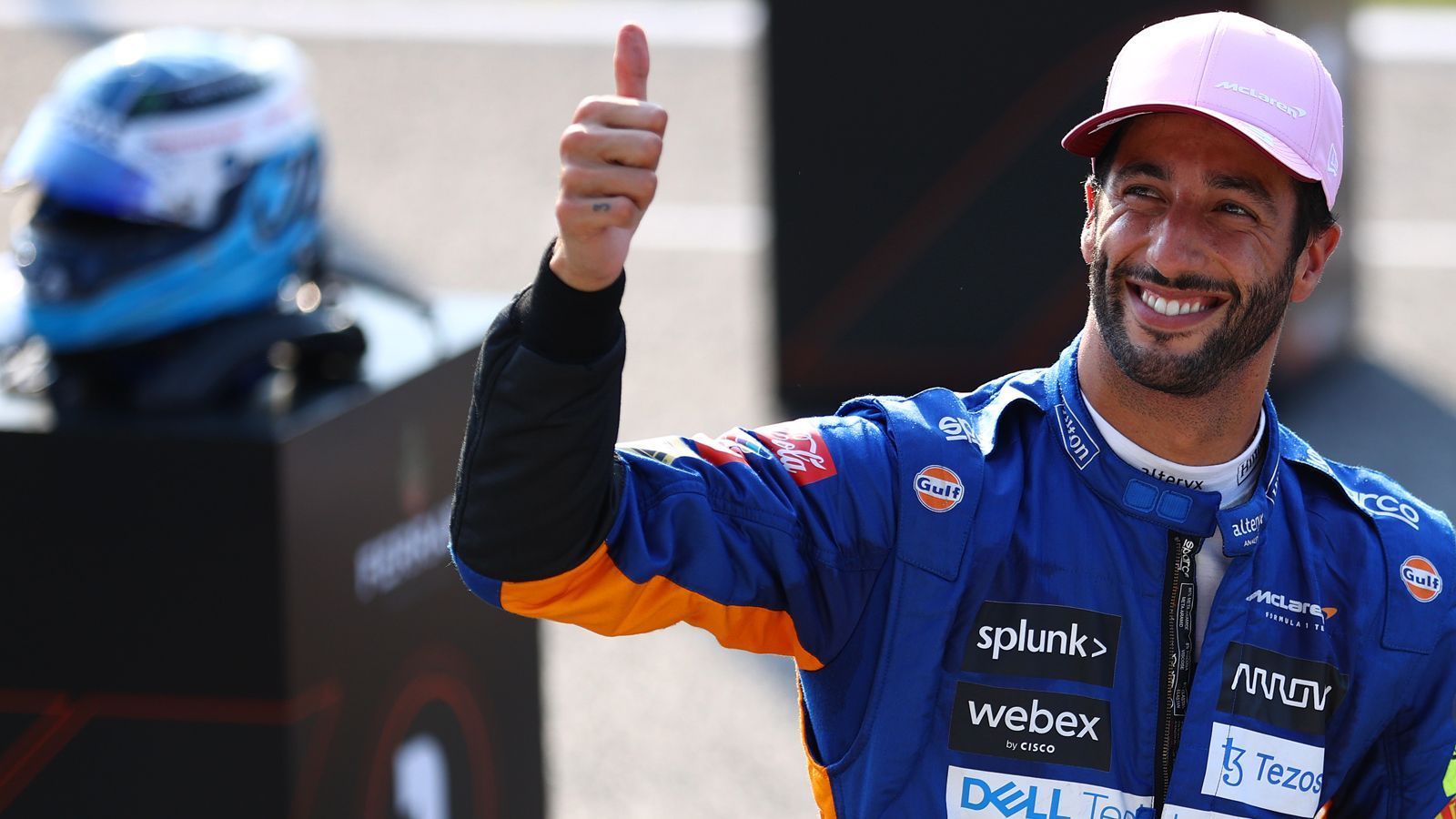 
                <strong>Gewinner: Daniel Ricciardo</strong><br>
                Der Australier hatte nach seinem Wechsel zu McLaren Anlaufschwierigkeiten, er kommt jetzt aber immer besser in Schwung. Sein erster Sieg im McLaren, der achte seiner Karriere, ist ein Befreiungsschlag. "Ich habe es am Freitag in mir Gefühl, ich dachte, es kommt noch etwas Gutes", sagte Ricciardo. "Es muss etwas passiert sein, er hat den Schritt gemacht. Er hat zu seiner Stärke im Auto zurückgefunden", sagte Sky-Experte Ralf Schumacher. "Ich habe mich etwas versteckt in dieser Saison, und habe darauf gesetzt, dass jetzt die Siege kommen", scherzte Ricciardo. 
              