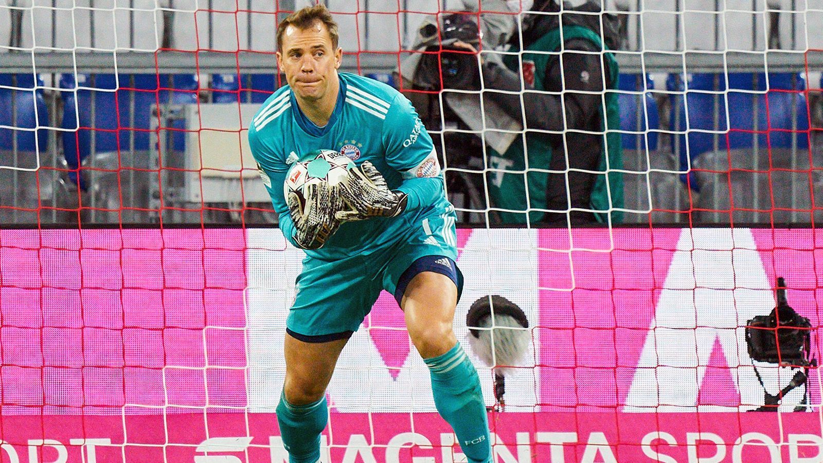 
                <strong>Nur zwei Mal stand bei Welttorhüter Manuel Neuer die Null</strong><br>
                Bayern-Keeper Manuel Neuer wurde gerade erst wieder zum Welttorhüter gekürt und er hat sicherlich nur eine minimale Mitschuld am Abwehr-Dilemma. In dieser Saison verließ er das Spielfeld erst zweimal ohne Gegentor - in 15 Begegnungen. Das bislang letzte Zu-Null-Spiel liegt in der Bundesliga zudem schon längere Zeit zurück. Am fünften Spieltag siegten die Münchner zuhause mit 5:0 gegen Eintracht Frankfurt. Zuvor gab es den bereits erwähnten 8:0-Kantersieg zum Saisonauftakt gegen Schalke. Ansonsten musste Neuer in 13 Begegnungen immer mindestens ein Mal hinter sich greifen. 
              