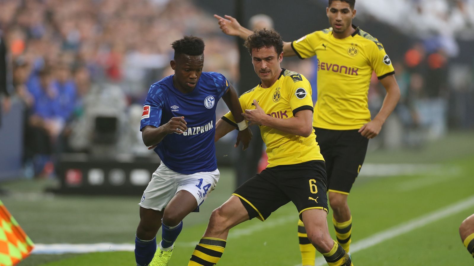 
                <strong>Thomas Delaney (Borussia Dortmund)</strong><br>
                In der defensiven Schaltzentrale der Dortmunder zu behäbig, bekommt nur wenig Ordnung ins Aufbauspiel. Gemeinsam mit Witsel zu selten in der Lage, das Schalker Spiel entscheidend zu stören. Bringt für das Spiel nach vorne nur wenige brauchbare Ideen ein. Wird in der 74. Minute ausgewechselt. ran.de-Note: 4
              