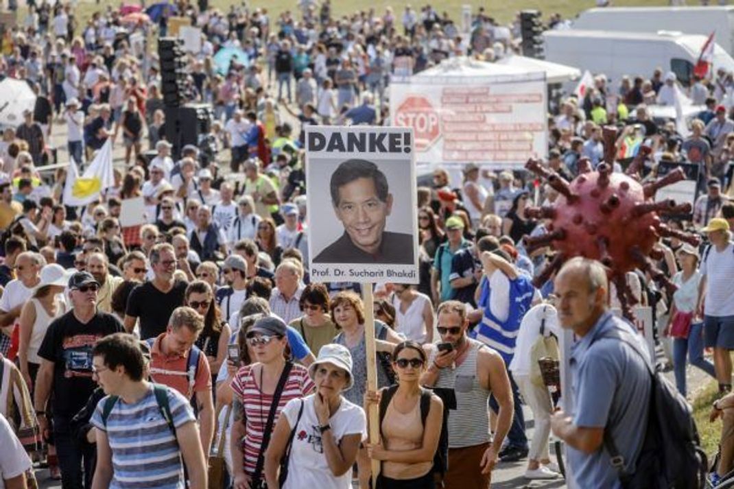 Sucharit Bhakdis Gesicht ist immer wieder auf Anti-Corona-Demos zu sehen - so wie hier im Sommer 2020.