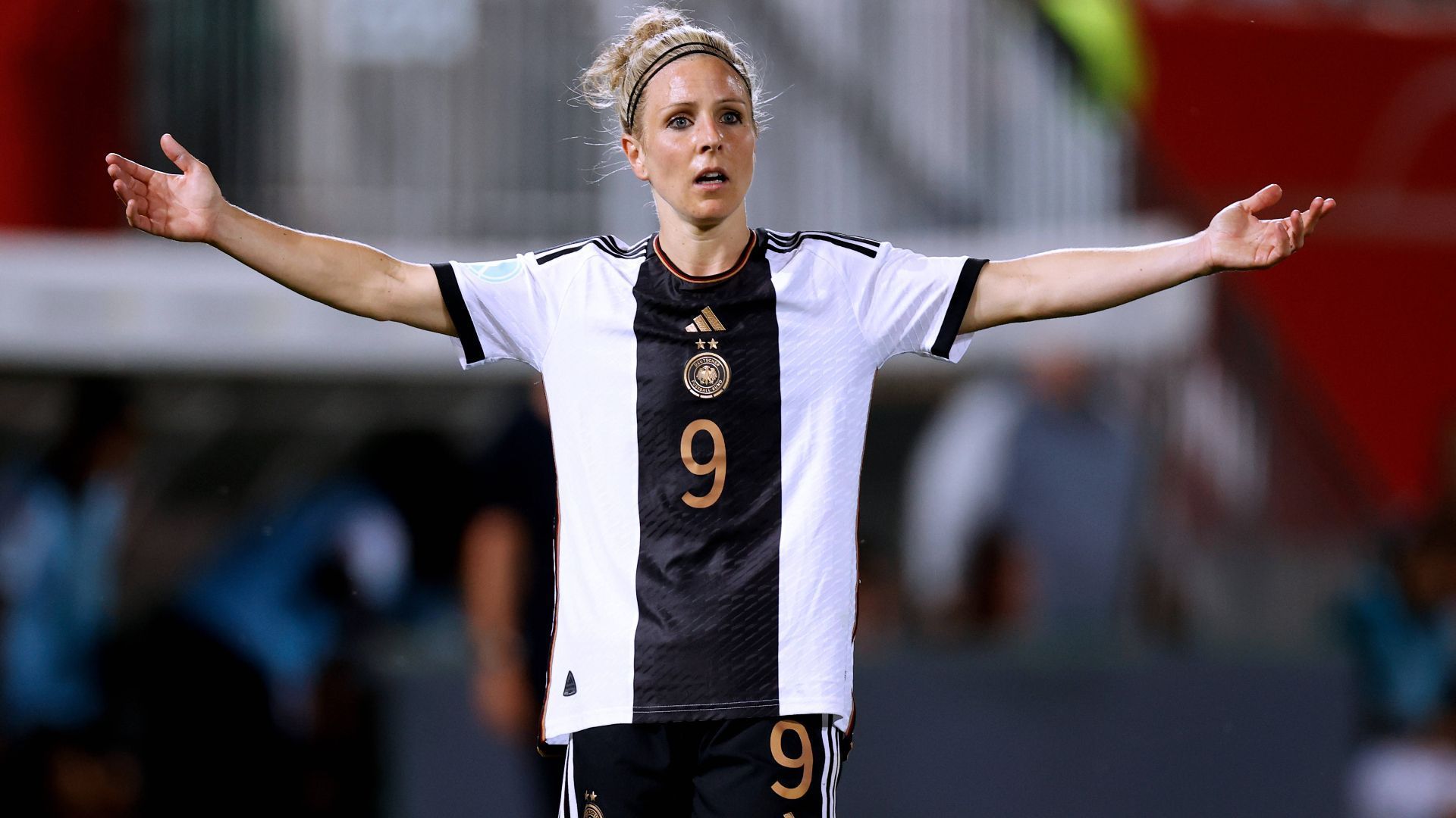 
                <strong>Svenja Huth</strong><br>
                &#x2022; <strong>Position: </strong>Mittelfeld/Angriff<br>&#x2022; <strong>Verein: </strong>VfL Wolfsburg<br>&#x2022; <strong>Trikotnummer: </strong><br>&#x2022; <strong>Alter: </strong><br>&#x2022; <strong>Länderspiele: </strong><br>&#x2022; <strong>Länderspiel-Tore: </strong><br>
              