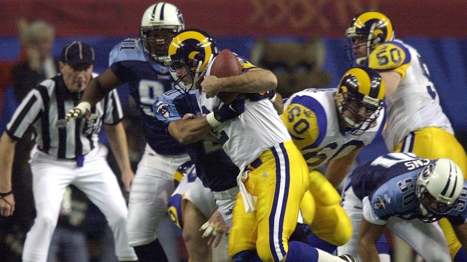 
                <strong>40 Jahre: Mike Horan (St. Louis Rams)</strong><br>
                Mike Horan wurde während der Saison 1999 wieder (er hatte bereits vorher in seiner Karriere das Trikot der Rams getragen) von St. Louis unter Vertrag genommen. Mit 40 Jahren konnte er, nach einem 23:16-Sieg gegen die Tennessee Titans, seinen ersten und einzigen Titel feiern. Dabei wäre es beinahe ganz anders gekommen. Als Holder fumblete Horan in der ersten Halbzeit einen Snap bei einem Field-Goal-Versuch. Glücklicherweise konnten die Titans dies nicht ausnutzen und verloren das Spiel am Ende, weil die Rams es schafften Kevn Dyson ein Yard vor der Endzone zu stoppen. "The Tackle" war geboren.  
              