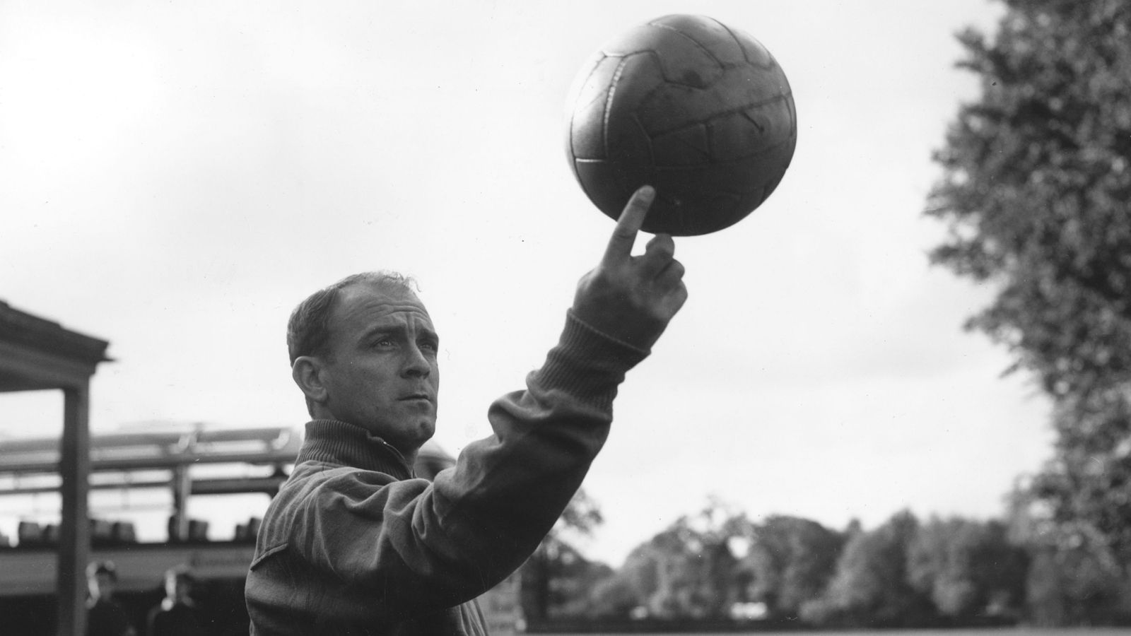 
                <strong>Alfredo di Stefano</strong><br>
                Alfredo di Stefano war in den 50er und 60er Jahren ein Ausnahmestürmer bei Real Madrid. In 354 Spielen für die Madrilenen schoss er 269 Tore und führte die Königlichen damit zu acht Meistertiteln und fünf Europapokal-Trophäen. Der ehemalige Top-Star selbst erhielt zwei Mal den Ballon d'Or und scheiterte nur knapp an der Wahl zum Spieler des Jahrhunderts. Um seine Leistungen zu würdigen, benannte der Verein den Hauptplatz seines Trainingsgeländes nach ihm. Di Stefano würde in FIFA sicherlich gute Stats vorzeigen können und wäre unter den Zockern heißbegehrt.
              