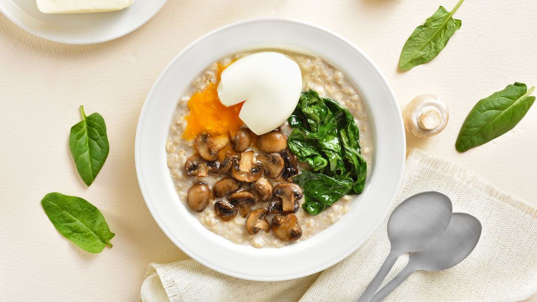 Alternativ kannst du in dein herzhaftes Porridge auch ein gekochtes Ei oder einige angebratene Pilze geben.