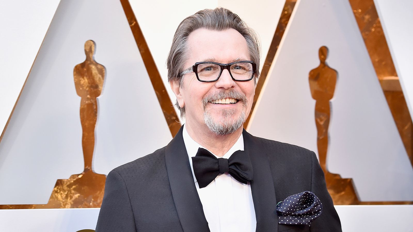 
                <strong>Gary Oldman: Manchester United</strong><br>
                Der Schauspieler Gary Oldman (Sirius Black) ist seit seiner Kindheit Fan von Manchester United. Er stattete vor einigen Jahren dem Team beim Training einen Besuch ab und war bei vielen Spielen im Stadion zu sehen. 
              