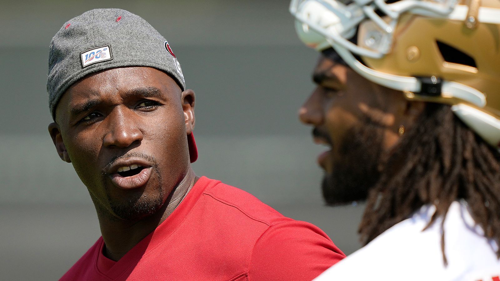 
                <strong>DeMeco Ryans (Defensive Coordinator, San Francisco 49ers)</strong><br>
                2015 stand DeMeco Ryans noch als Spieler für die Philadelphia Eagles auf dem Rasen, 2022 dirigiert er eine der besten Defensiven der Liga. Die San Francisco 49ers lassen die wenigsten Punkte der Liga zu und haben bereits 22 Turnover auf dem Konto. Besonders seine Entscheidungsfindung in Spielen findet großen Anklang. "Er macht einen super Job. Seine Anpassungen in der Halbzeit helfen uns oft, uns besser auf den Gegner einzustellen", lobte Star-Pass-Rusher Nick Bosa. 
              