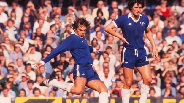 
                <strong>FC Chelsea</strong><br>
                FC Chelsea: Heute gehört der FC Chelsea zur Creme de la Creme des englischen Fußballs. 1972 ging es dem heutigen Klub von Roman Abramowitsch finanziell nicht besonders gut, sodass über drei Jahre keine Transfers getätigt werden konnten. Schließlich stand 1975 der Abstieg in die zweite Liga fest. Der damalige Trainer Eddie McCreadie etablierte daraufhin junge Spieler, die 1977 den Aufstieg in die erste Liga perfekt machten. Ray Wilkins (links) war damals schon mit 19 Jahren Kapitän.
              