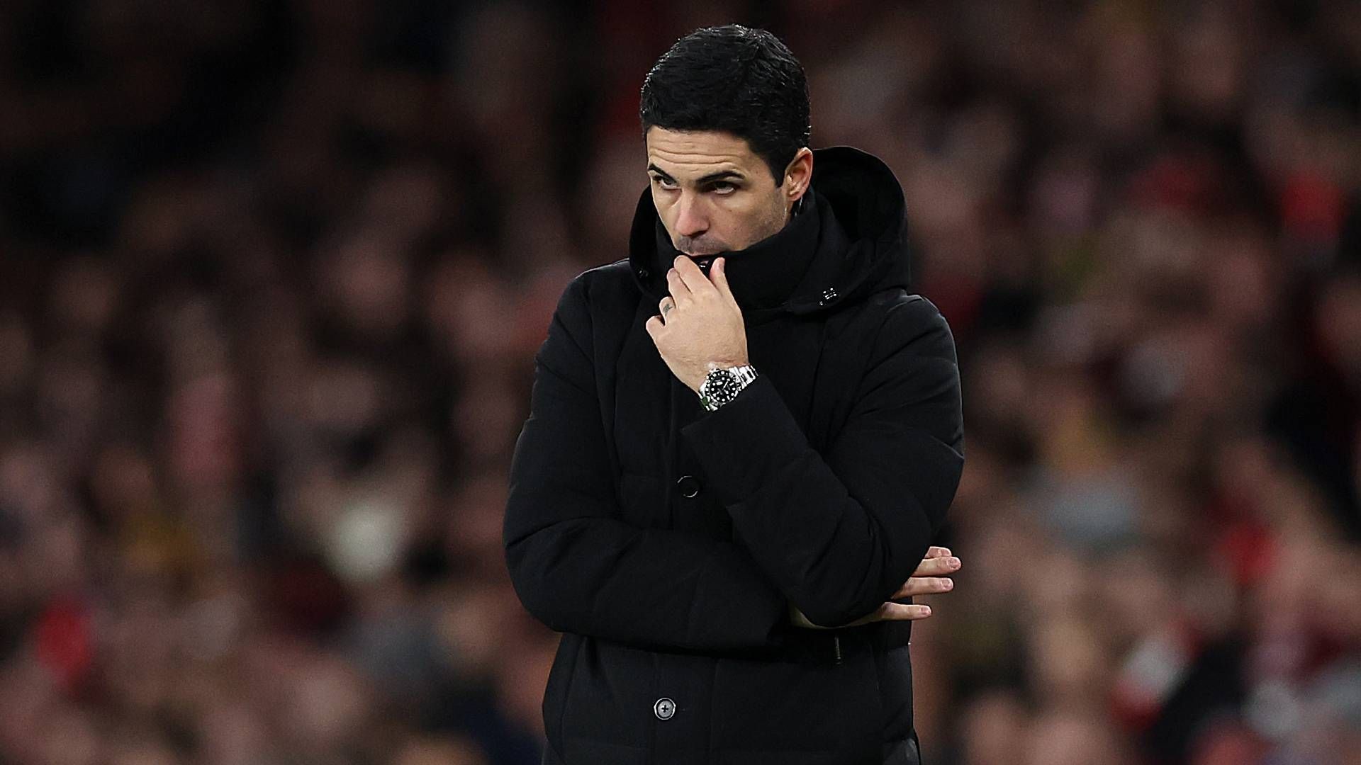 
                <strong>FC Arsenal</strong><br>
                Unter Mikel Arteta erlebte Arsenal in dieser Saison eine wundersame Wiederauferstehung, der erste Meistertitel seit 2004 rückt immer näher. Die "Gunners" sind wieder eine Macht im englischen Fußball und entsprechend attraktiv, auch für große Stars. Arsenal setzt aber auf eine sehr überlegte Transferpolitik, das Geld wird gezielt investiert und nicht sinnlos zum Fenster rausgeworfen. Osimhen würde aufgrund seines Alters gut in die Philosophie von Arsenal unter Arteta passen, der Spanier arbeitet vorrangig mit jungen Spielern zusammen. Im Kader stehen aktuell zwei gelernte Mittelstürmer: Gabriel Jesus und Eddie Nketiah. Gerade bei Letzterem ist fraglich, ob das Niveau für die großen Aufgaben - etwa in der Champions League - reicht.
              