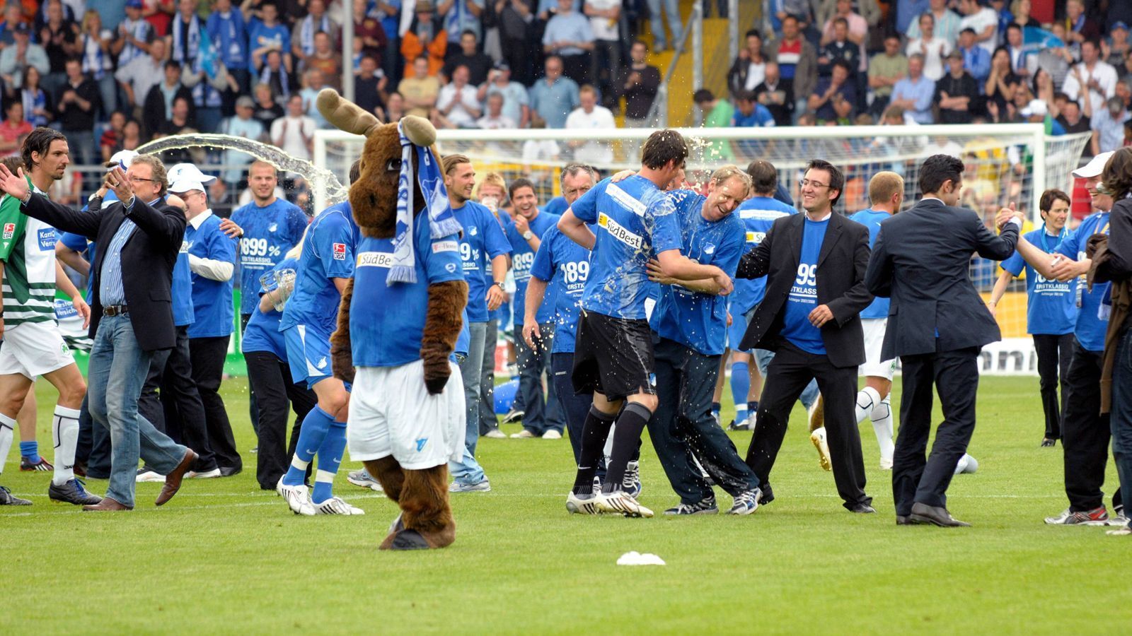 
                <strong>Hurra, das Dorf ist da</strong><br>
                Die Traditionalisten würden den 18. Mai 2008 gerne vergessen, doch damals macht Hoffenheim den Durchmarsch in die Bundesliga perfekt – und wird ein halbes Jahr später sogar Herbstmeister. 
              