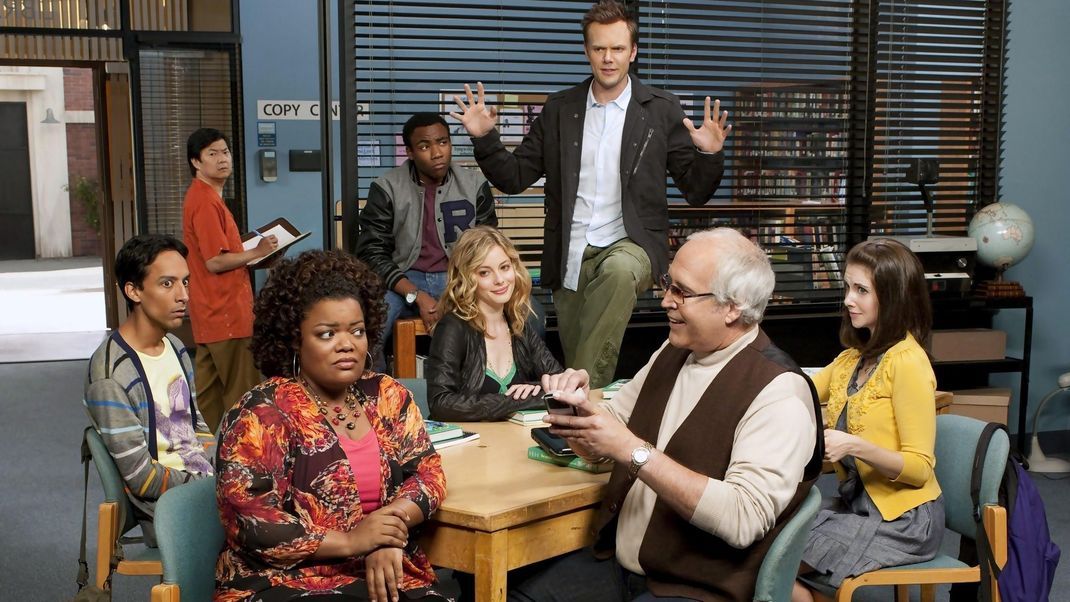 Sie sind die Show: Danny Pudi, Ken Jeong, Yvette Nicole Brown, Donald Glover, Gillian Jacobs, Joel Mchale, Chevy Chase und Alison Brie in ihren Rollen als Abed Nadir, Señor Chang, Shirley Bennett, Troy Barnes, Britta Perry, Jeff Winger, Pierce Hawthorne und Annie Edison (v.l.)