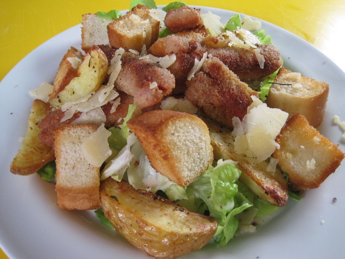 Cäsar-Salat mit panierten Würstchen