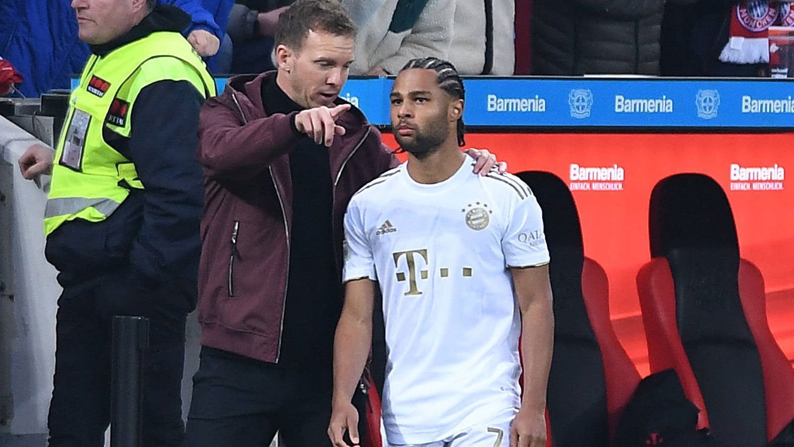 
                <strong>Serge Gnabry</strong><br>
                Auch er soll das Offensivspiel nach der ersten Halbzeit aktiv mit ankurbeln. Was ihm allerdings nicht gelingt, er reiht sich nahtlos in die zum Großteil gelebte Ideenlosigkeit der Bayern ein. ran-Note: 5
              