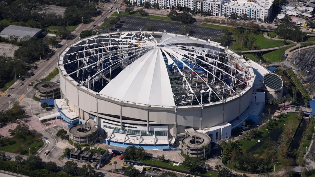 Das zerstörte Dach des Tropicana Dome nach Hurrikan "Milton"