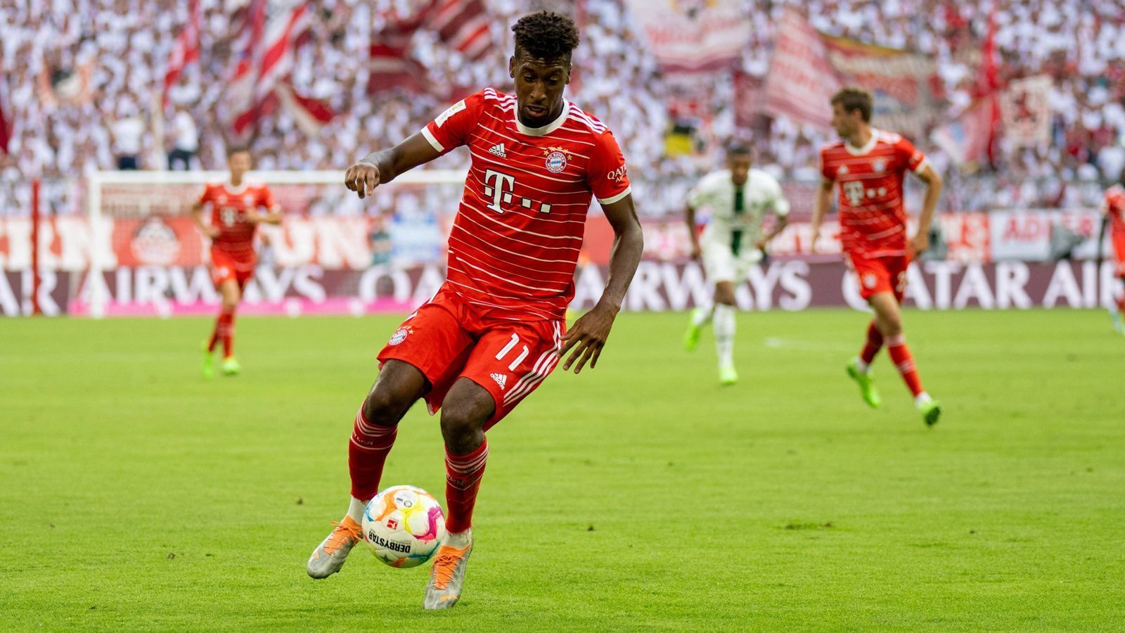 
                <strong>Kingsley Coman</strong><br>
                Der Franzose ist extrem viel unterwegs, in der 23. Minute lässt er mit einem sensationellen Dribbling gleich mehrere Gladbacher wie Slalomstangen stehen und erhält dafür Szenenapplaus. Sein Schuss von halbrechts streicht knapp über die Latte. Immer wenn Coman am Ball ist, wird es gefährlich. Ein Treffer oder eine Torbeteiligung hat er aber am Ende nicht vorzuweisen. ran-Note: 3
              