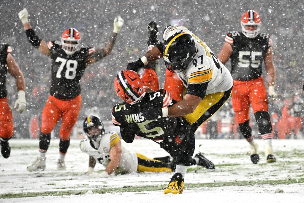 Cleveland Browns take down Pittsburgh Steelers in wild snow