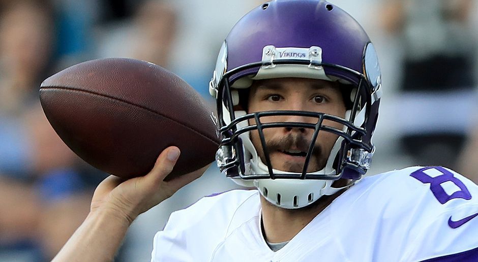 
                <strong>Sam Bradford</strong><br>
                Sam Bradford hat die Minnesota Vikings zwar nicht in die Playoffs geführt, dennoch wird der Quarterback diese Saison wohl nie vergessen. Über seine 15 Einsätze brachte der Signal Caller überragende 71,6 Prozent seiner Pässe zu den Mitspielern - ein Bestwert in der NFL-Geschichte. Die absoluten Zahlen: 395 von 552 Würfen fanden ihr Ziel. So viele erfolgreiche Pässe warf noch kein Vikings-Profi vor Bradford in einer Saison! Dabei stieß der Spielmacher erst mit Verspätung zur Franchise. Als Ersatz für den verletzten Teddy Bridgewater musste er das Playbook erst während der Regular Season lernen.
              