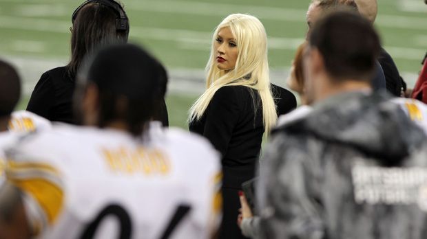 
                <strong>Christina Aguilera</strong><br>
                2011: Christina Aguilera beim Super Bowl zwischen den Green Bay Packers und den Pittsburgh Steelers.
              
