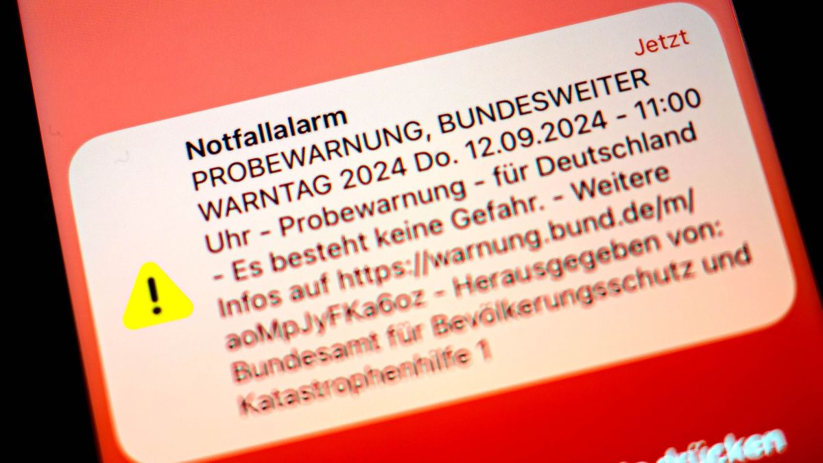Eine Probewarnung wird am bundesweiten Warntag auf einem Smartphone angezeigt.