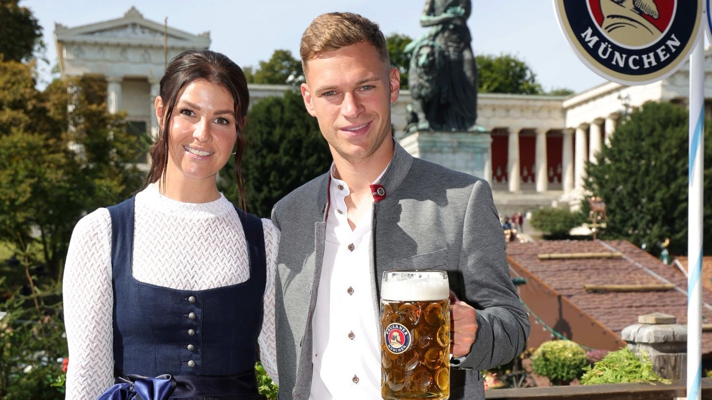 <strong>Der FC Bayern München auf dem Oktoberfest: Die besten Wiesn-Bilder</strong><br>Auch Joshua Kimmich hat seine Liebste dabei. Mit Lina ist er seit 2022 verheiratet.