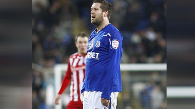 
                <strong>Jon Parkin</strong><br>
                "Die Leute schauen mich an und denken: 'Er ist ungeeignet'. Aber teilweise ist die Kritik unfair", sagt Jon Parkin im Jahr 2007." In seiner Fußballkarriere (die 16 Jahre andauert) durchläuft der Engländer elf Vereine.
              