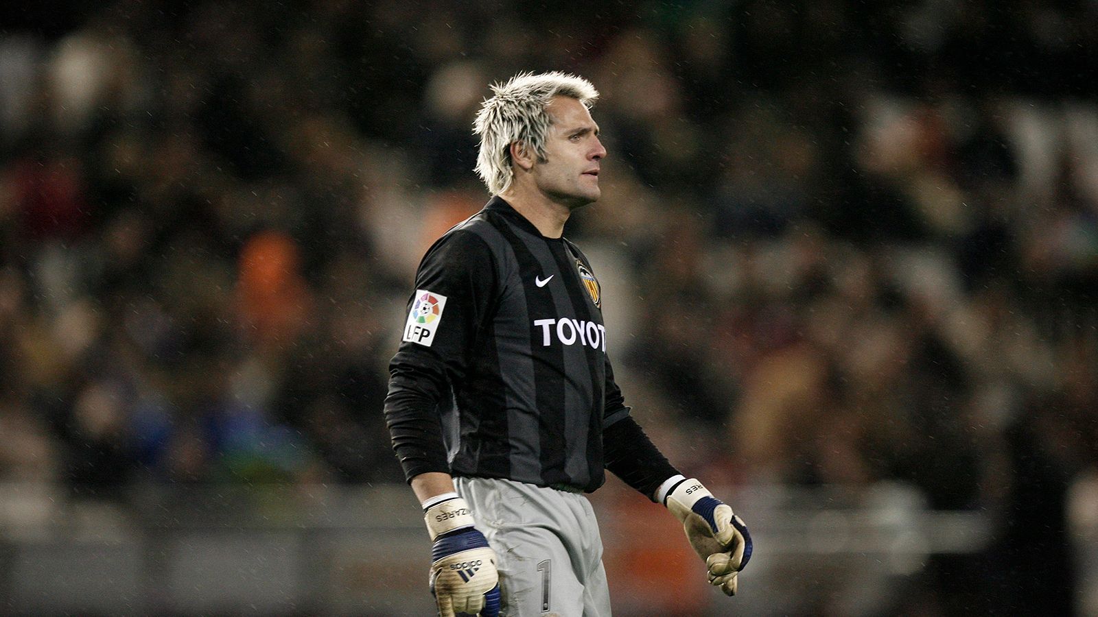 
                <strong>Santiago Canizares</strong><br>
                Ein weiterer Keeper in der Liste: Der Torhüter musste die Weltmeisterschaft 2002 von der Couch aus verfolgen, weil ihm die Scherbe einer zerbrochenen Flasche Aftershave eine Sehne im Fuß durchschnitten hatte.
              