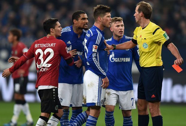 
                <strong>Huntelaars Verrücktheit</strong><br>
                Klaas-Jan Huntelaar sah in der Saison 2014/2015 gegen Hannover die rote Karte, wurde für sechs Spiele gesperrt. Zusätzlich zeigte der Holländer dem Schiedsrichter den Vogel. Für seine Aktion hatte Schalkes Sturm-Star jedoch eine einfache Erklärung ...
              