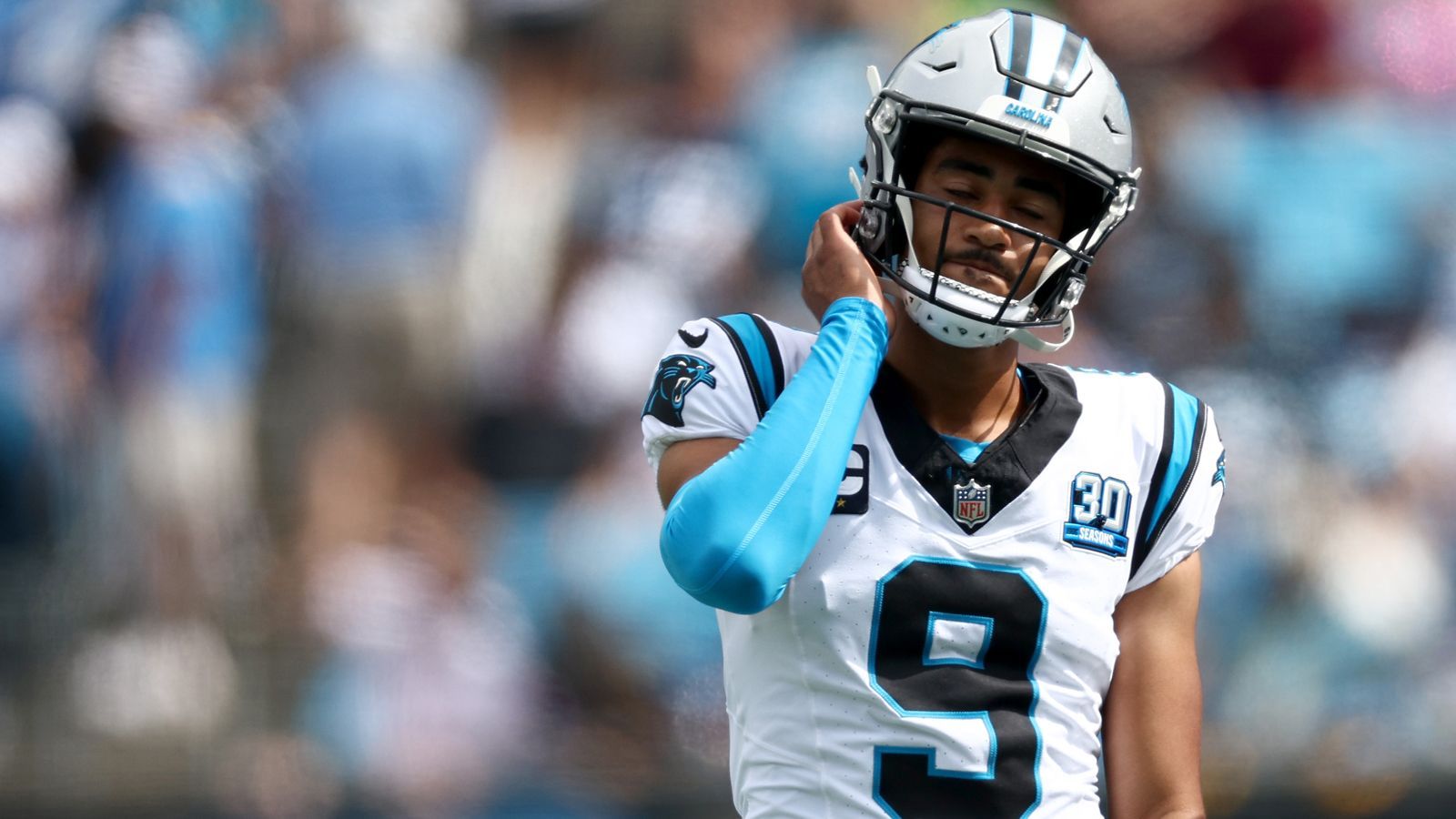 <strong>Platz 30: Bryce Young (Carolina Panthers)<br></strong>Einst war Bryce Young die große Hoffnung der Panthers. Doch seit seinem Draft 2023 konnte er noch nicht überzeugen. Diese Saison warf er noch keinen Touchdown, dafür aber drei Interceptions. Die Trainer reagierten <a data-li-document-ref="434537" href="https://www.ran.de/sports/american-football/nfl/news/nfl-carolina-panthers-bryce-young-von-versetzung-auf-die-bank-ueberrascht-434537">und degradierten Young</a>. Andy Dalton übernahm, verletzte sich nun jedoch <a data-li-document-ref="91595" href="https://www.ran.de/sports/american-football/nfl/galerien/nfl-quarterback-situationen2024-bryce-young-wieder-starter-bei-den-carolina-panthers-91595">bei einem Autounfall die Hand</a>. Young ist wieder am Zug und muss es besser machen.