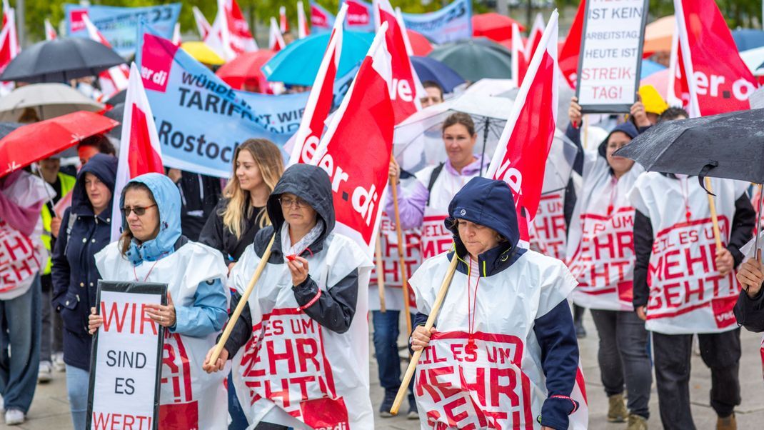 Einzelhandelsmitarbeiter:innen am Dienstag bei einer Streikkundgebung in Rostock.