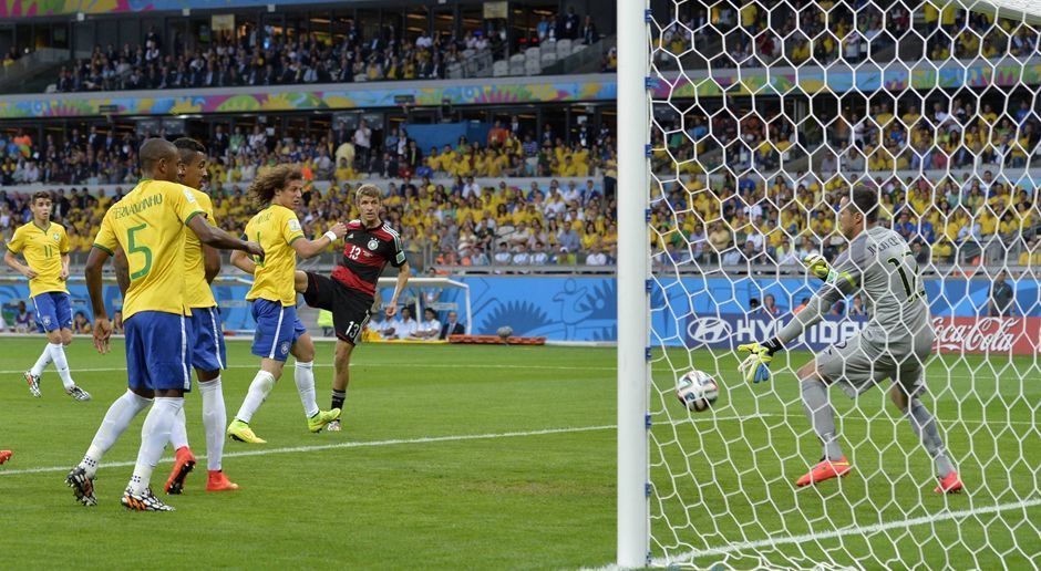 
                <strong>Die meisten WM-Tore in einem Halbfinale: Deutschland - Brasilien 7:1</strong><br>
                Die Torflut zwischen der 23. und 29. Minute, in der Deutschland das Ergebnis von 1:0 auf 5:0 stellt, ist noch in bester Erinnerung. Für Brasilien ist es die schlimmste Niederlage der Länderspielgeschichte. Deutschland erhöht seinen Rekord des höchsten Halbfinalsieges aus dem Jahr 1954. Damals wurde Österreich mit 6:1 bezwungen, diesmal durfte es noch ein Tor mehr sein. Im Bild trifft Thomas Müller zur deutschen 1:0-Führung.
              