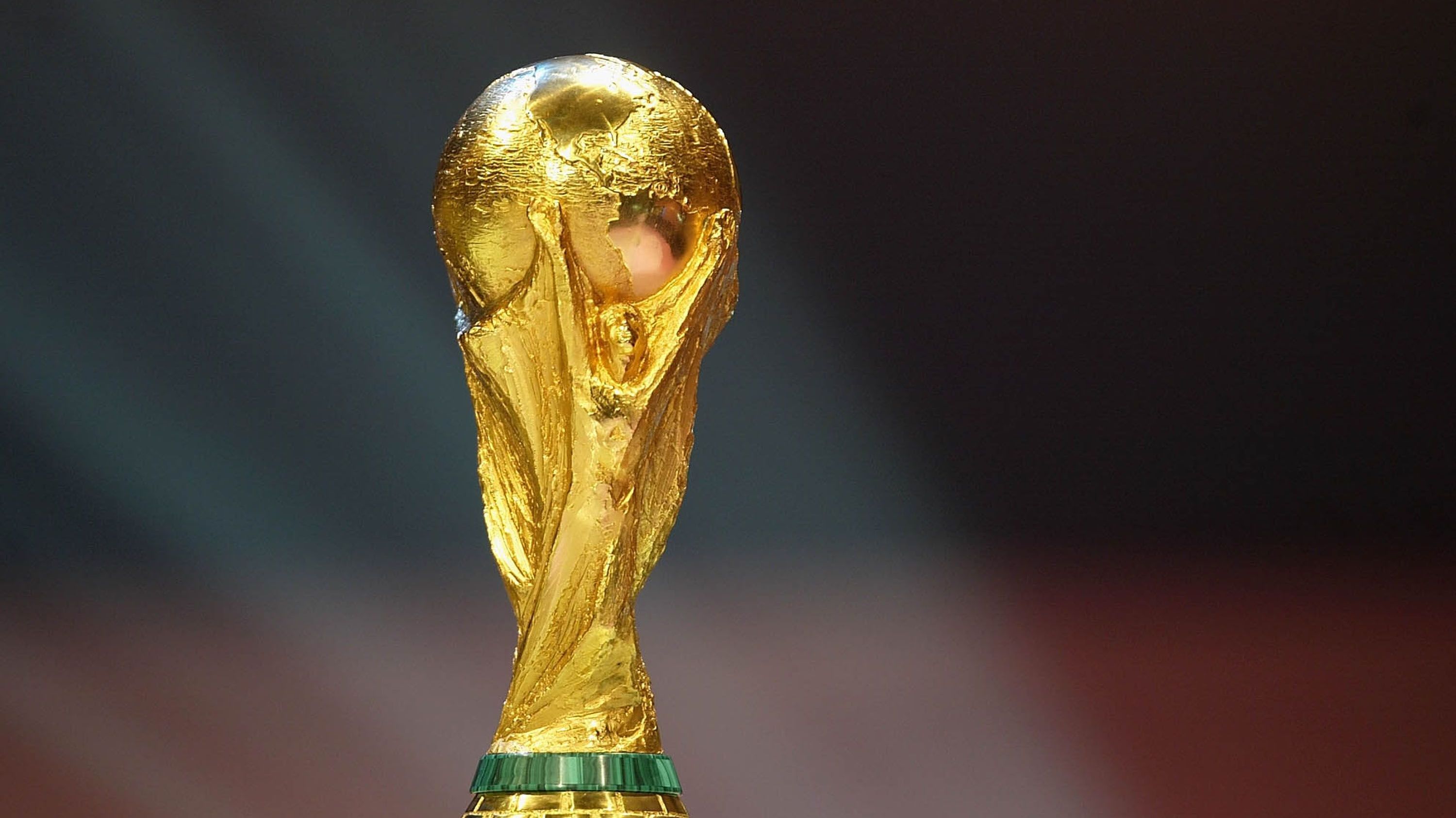 <strong>Platz 1: FIFA World Cup (Fußball)</strong><br>Über 4,5 Kilogramm 18-karätiges Gold. Zwei triumphierende Fußball-Spieler, die die Welt in ihren ausgestreckten Armen halten. Und die geschickte Sockel-Einarbeitung zweier Malachit-Halbedelstein-Kränze. Kommt schon, ihr findet doch auch, dass das die Nummer eins ist, oder? ODER?