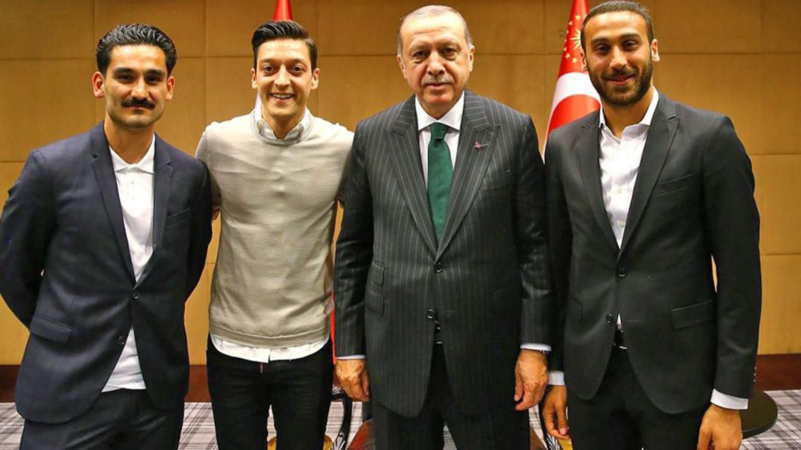 
                <strong>Foto mit Erdogan</strong><br>
                Im Vorfeld der WM 2018 sorgten Ilkay Gündogan und Mesut Özil dann für einen beispiellosen Aufreger in der Geschichte des DFB, als sie für ein Foto mit dem türkischen Ministerpräsidenten Recep Tayyip Erdogan posierten. Die Diskussionen über das Bild zogen sich über das ganze desaströse Turnier hin, Özil wurde zum Sündenbock für das frühe Aus der Nationalmannschaft in Russland gemacht. Lange schwieg Özil zu dem Eklat, dann erklärte er seinen Rücktritt aus der Nationalmannschaft.
              