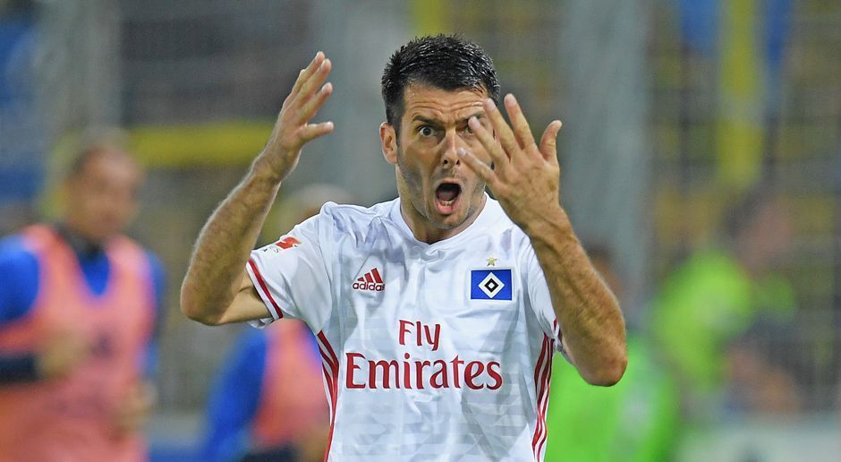 
                <strong>3. Januar 2017: HSV feuert Emir Spahic</strong><br>
                3. Januar 2017: Der Hamburger SV feuert Innenverteidiger Emir Spahic. "Wir haben hier in den vergangenen Wochen einen Veränderungsprozess innerhalb des Kaders angeschoben", so Trainer Markus Gisdol. "Wir halten es für das Beste, wenn die Wege von Verein und Spieler sich trennen." Als Ersatz verpflichtet der HSV Kyriakos Papadopoulos und Mergim Mavraj.
              