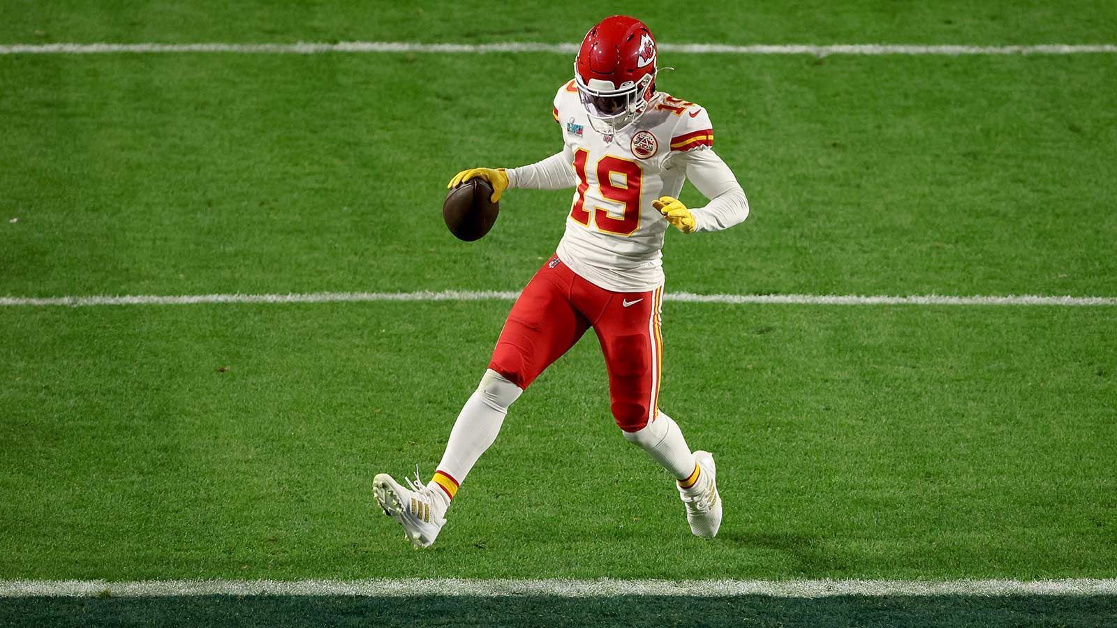 
                <strong>Kadarius Toney</strong><br>
                Den Touchdown zum 28:27 gefangen und den Touchdown zum 35:27 mit dem längsten Punt-Return der Super-Bowl-Geschichte vorbereitet. Als die Kansas City Chiefs Kadarius Toney kurz vor der Trade-Deadline von den New York Giants holten, dachte wahrscheinlich niemand, dass der Receiver so eine wichtige Rolle im größten Spiel des Jahres spielen würde. Auch wenn der Touchdown-Catch mit fünf Yards sein einziger des Abends blieb, war er doch ein wichtiger Faktor für den Sieg der Chiefs.
              