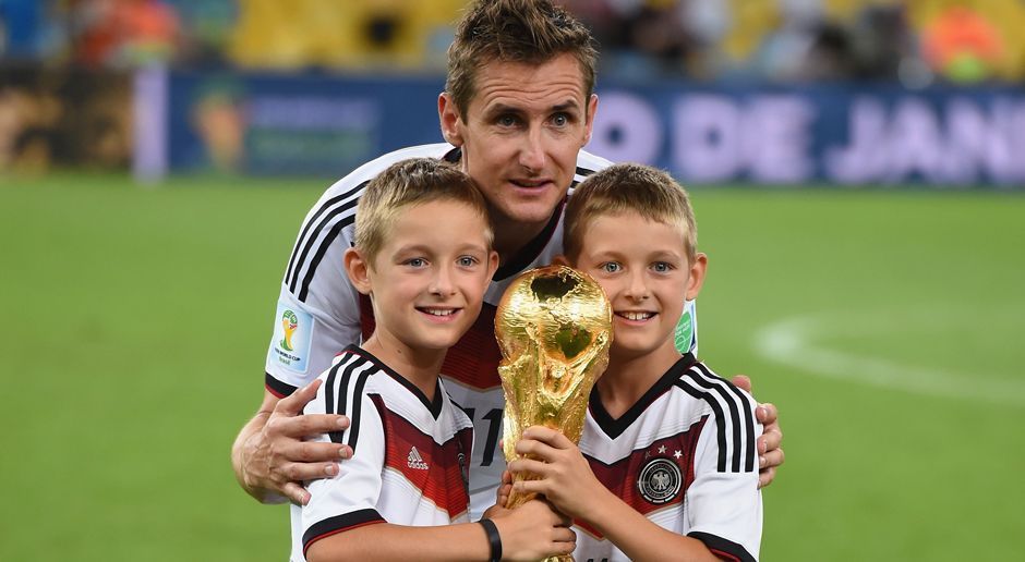 
                <strong>Karriere-Highlights von Miroslav Klose</strong><br>
                Die Krönung: Im Finale gegen Argentinien gewinnt Klose den so ersehnten WM-Titel. Es ist gleichzeitig das letzte Länderspiel für den Stürmer. Der perfekte Abschied im Maracana!
              