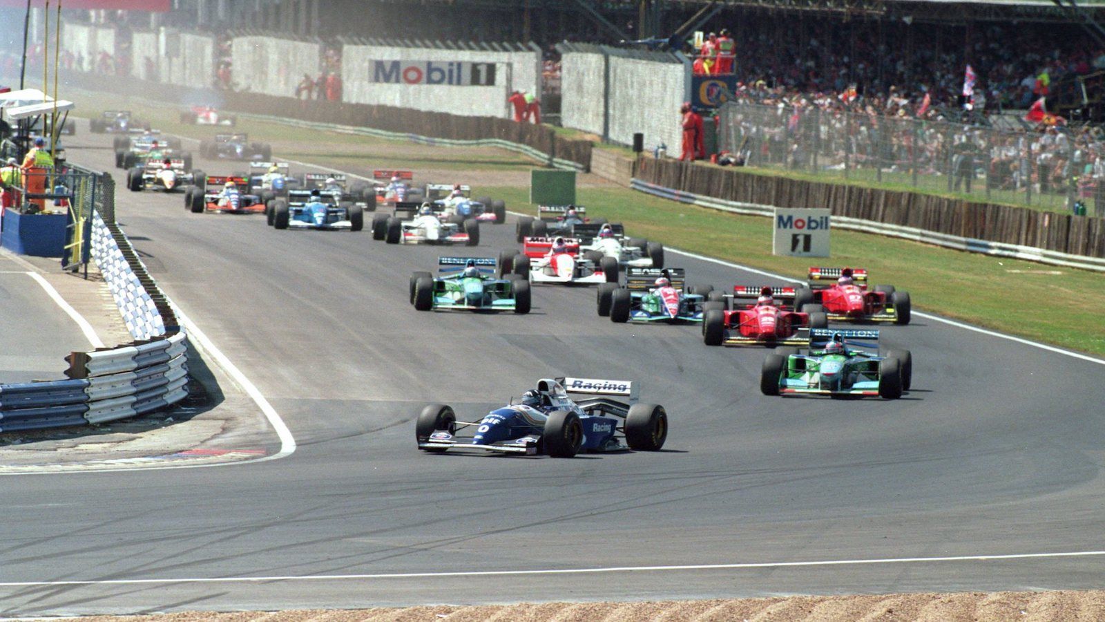 
                <strong>1994, Silverstone: Michael Schumacher ignoriert Schwarze Flagge</strong><br>
                Benetton-Pilot Schumacher überholt in der Einführungsrunde zum Großbritannien-GP Williams-Fahrer Damon Hill. Die dafür fällige Stop-and-Go-Strafe ignoriert der Deutsche ebenso wie die Schwarze Flagge. Nach dem Rennen wird Schumacher für die folgenden beiden Grand Prix gesperrt.
              