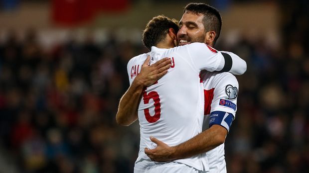 
                <strong>Türkei - Arda Turan</strong><br>
                Türkei - Arda Turan: Obwohl es für den Offensivmann beim FC Barcelona zuletzt eher mäßig lief, ist der 29-Jährige in der Nationalmannschaft gesetzt. Der Kapitän kam in der zurückliegenden Spielzeit nur zu 18 Saisoneinsätzen in der Primera Division, konnte dabei nicht überzeugen. Nutzt Turan die EM, um sich wieder Selbstvertrauen zu holen? Flüchten will er aus Barcelona jedenfalls nicht. "Nein, keine Chance, null, nichts", machte der Berater Ahmet Bulut bei "RAC-1" deutlich.
              