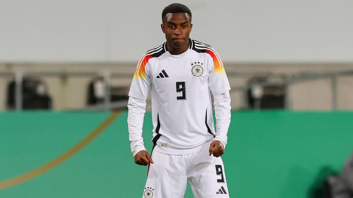 Germany, Aachen, 15.11.2024, Tivoli, Germany vs Denmark U21, U 21 - Friendly match, Youssoufa Moukoko (Germany) looks on Aachen Tivoli Germany *** Germany, Aachen, 15 11 2024, Tivoli, Germany vs De...
