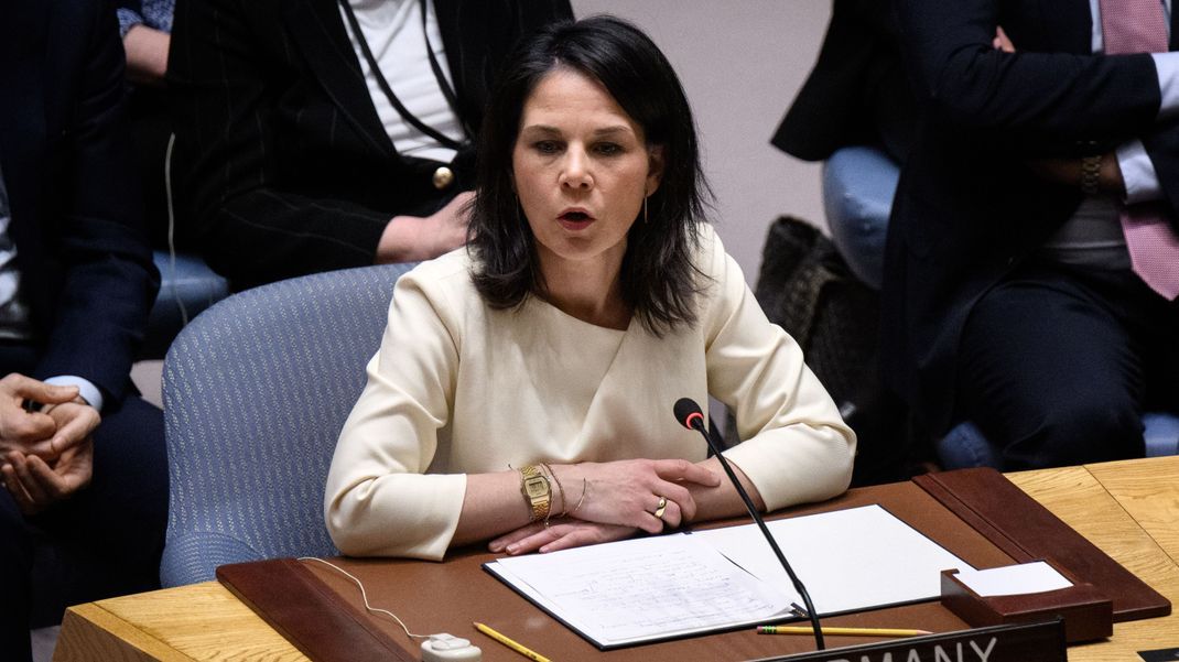Annalena Baerbock spricht bei der Sondersitzung des Sicherheitsrates der Vereinten Nationen zur Wahrung des Friedens und der Sicherheit der Ukraine.
