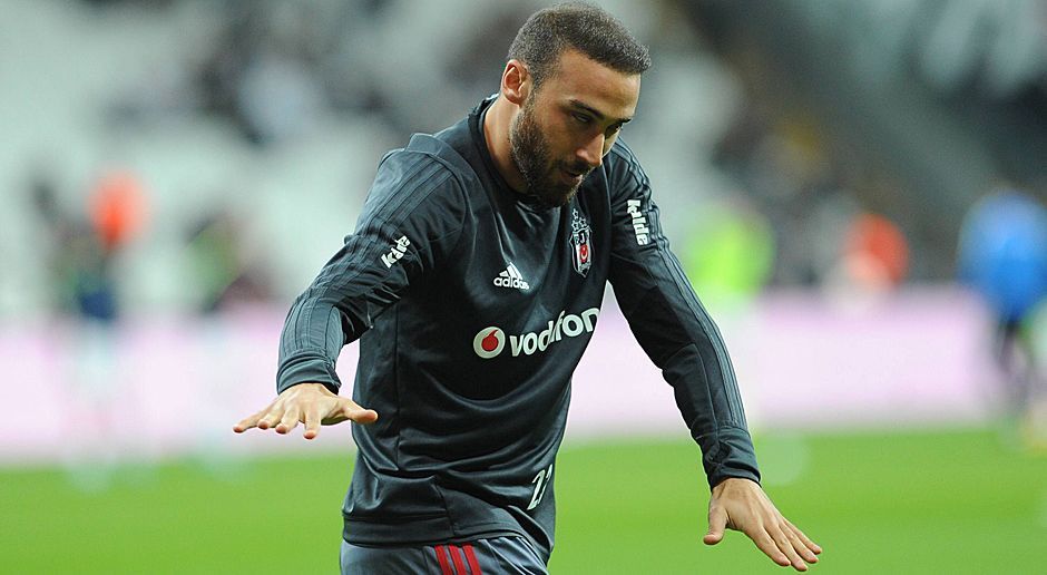 
                <strong>Cenk Tosun</strong><br>
                Der Stürmer von Besiktas Istanbul wird in diesem Winter offenbar zum teuersten Transfer der türkischen Süper Lig. Der FC Everton soll laut "BBC" 30,5 Millionen Euro für den gebürtigen Wetzlarer überweisen. Medien in der Türkei schreiben von 27 Millionen Euro Ablöse. Evertons Teammanager Sam Allardyce bestätigte bereits: "Wir haben uns grundsätzlich geeinigt, nun geht es nur noch um Vertragsdetails." Besiktas hatte den ehemaligen Frankfurter 2014 ablösefrei von Gaziantepspor geholt. Sein Vertrag in Istanbul läuft noch bis 2019.
              