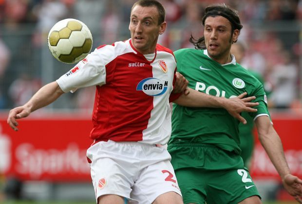 
                <strong>Cristian Zaccardo</strong><br>
                Cristian Zaccardo (r.) schloss sich mit Barzagli 2008 den Wölfen an. Der Weltmeister konnte sich jedoch nicht durchsetzen. Nach 14 Spielen und dem Meistertitel 2009 ging es weiter zum FC Parma und später zum AC Mailand. 
              