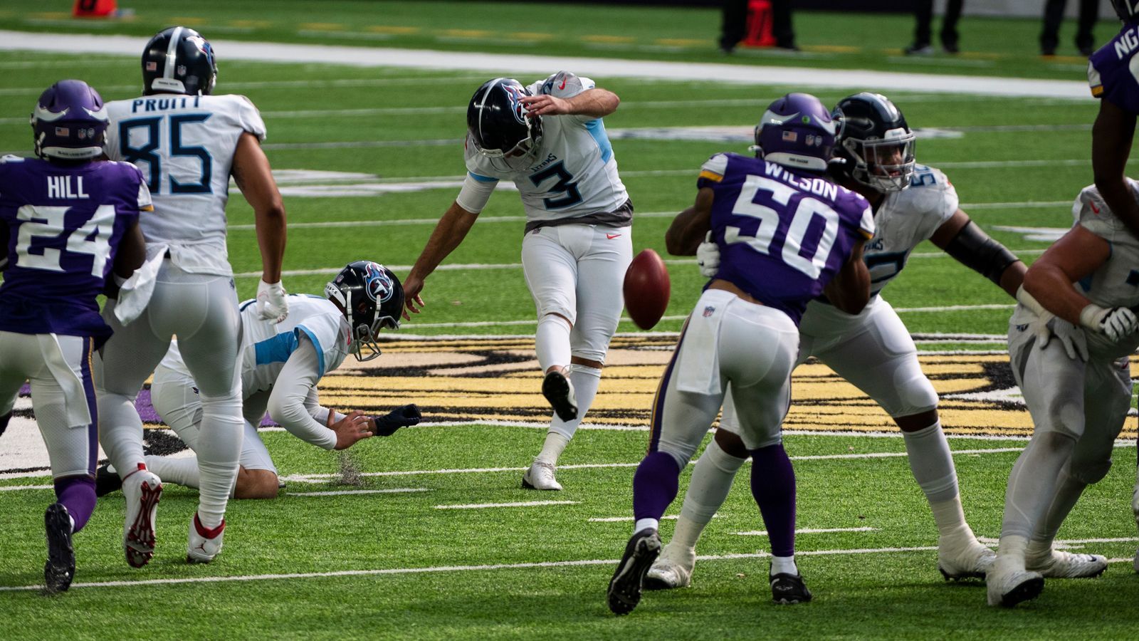 
                <strong>Gewinner: Stephen Gostkowski</strong><br>
                Nach seinen drei vermurksten Field-Goal-Versuchen in Week 1 bei den Denver Broncos hatten viele Experten Stephen Gostkowski schon abgeschrieben. Doch dann traf der 36 Jahre alte Kicker der Tennessee Titans seinen letzten Versuch für den Sieg - und seitdem läuft es wieder. Sowohl gegen die Jacksonville Jaguars in Week 2 als auch bei den Minnesota Vikings in Week 3 verwandelte Gostkowski ein spielentscheidendes Field Goal in den letzten zwei Minuten. Dies war einem Kicker an den ersten drei Spieltagen zuletzt 1970 gelungen. Gegen die Vikings traf der Routinier alle seine sechs Field Goals und einen Extrapunkt. Gostkowski is back!
              