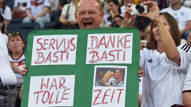 
                <strong>Schweinsteigers emotionaler DFB-Abschied</strong><br>
                Zahlreiche Plakate zeugen von Dankbarkeit und Respekt.
              