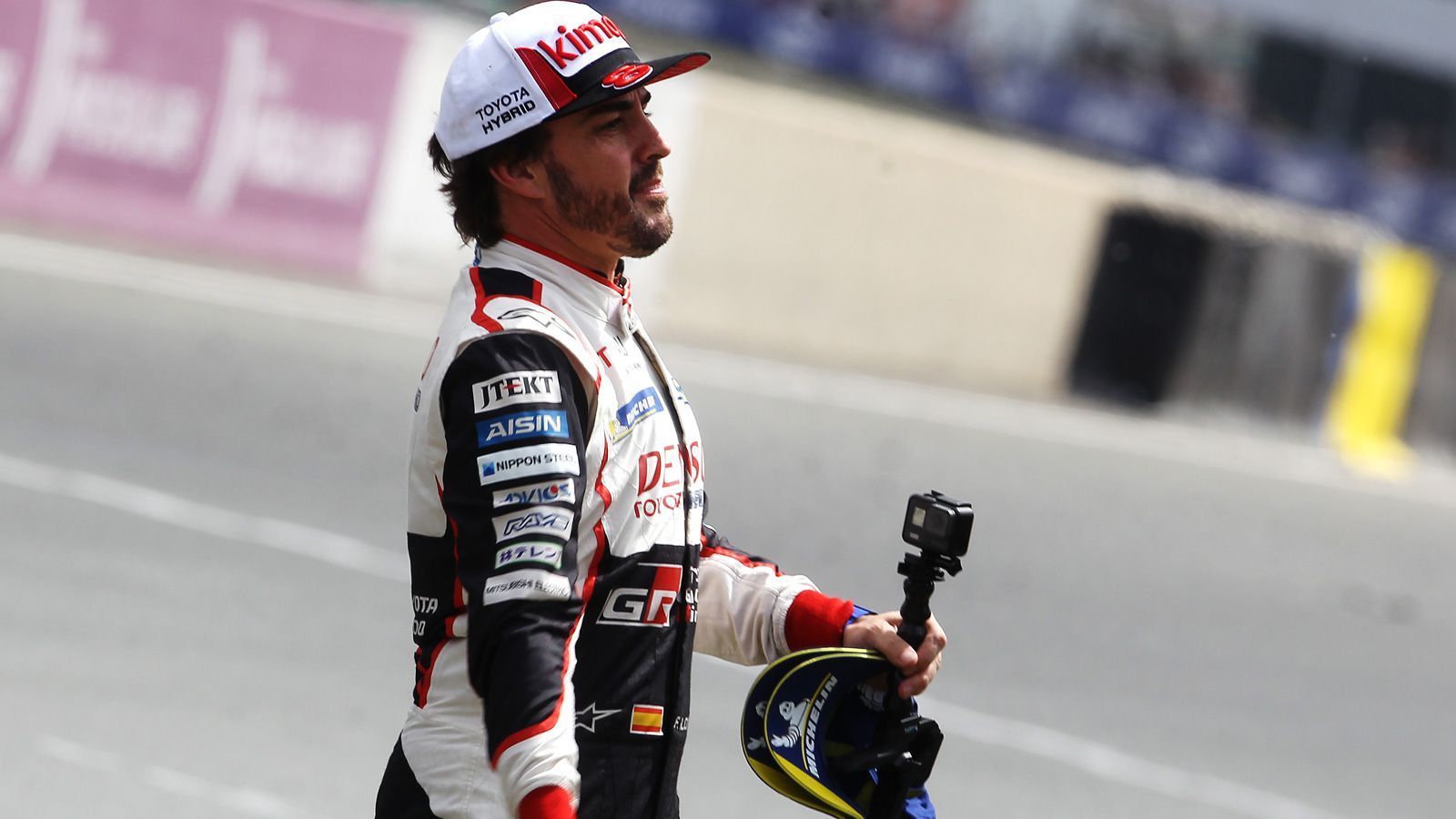 
                <strong>Das bedeutet das Comeback für Fernando Alonso</strong><br>
                "Renault ist meine Familie, meine besten Erinnerungen sind mit der Formel 1 verbunden", begründete Fernando Alonso sein Comeback. Trotz zweier Siege bei den 24 Stunden von Le Mans und Teilnahmen bei der Rallye Dakar und Indy500: Alonsos Herz schlägt für die Formel 1. Auch wenn er sie einst verließ, weil er im McLaren jahrelang im Mittelmaß feststeckte. Zuletzt kündigte Alonso mehrfach an, nur bei reellen Sieg- und WM-Chancen zurückzukehren. Renault, das derzeit maximal um Rang 4 der Konstrukteurswertung kämpft, kann ihm diese wohl nicht bieten. Für ihn stehen die Vorzeichen wie einst bei Ferrari und McLaren: Mit Alonso soll an alte Erfolge angeknüpft werden. Zweimal scheiterte das Vorhaben. Ob er mit fast 40 noch einmal das Ruder herumreißen kann?
              