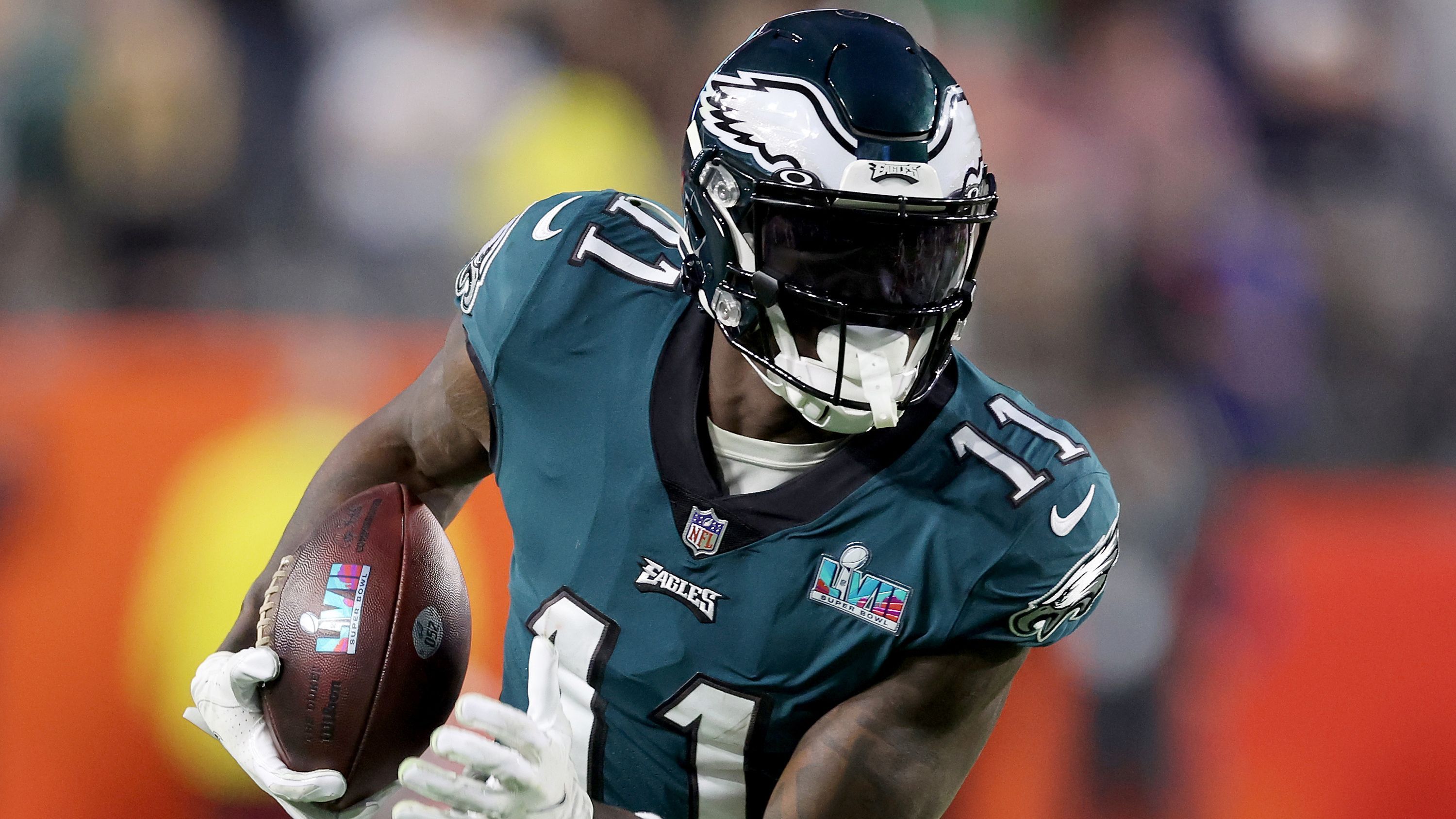
                <strong>Platz 7: A.J. Brown - Philadelphia Eagles</strong><br>
                &#x2022; Ranking im vorigen Jahr: nicht in den Top 10<br>&#x2022; Statistiken in der Saison 2022: 88 Receptions, 1.496 Receiving Yards, 11 Receiving Touchdowns<br>
              