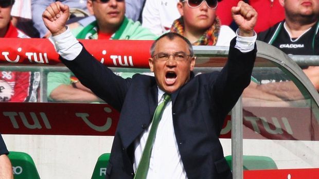 
                <strong>Felix Magath und seine Krawatte</strong><br>
                Unvergessen ist auch die grüne Krawatte von Felix Magath. 2009 ist der Trainer des VfL Wolfsburg in jeden Spiel an der Seitenlinie mit diesem modischen Accessoire zu sehen - und das zu Recht, wie sich zeigt: Am Ende der Spielzeit gewinnt der VfL überraschend die Meisterschaft. Auch wegen Magaths Krawatte?
              
