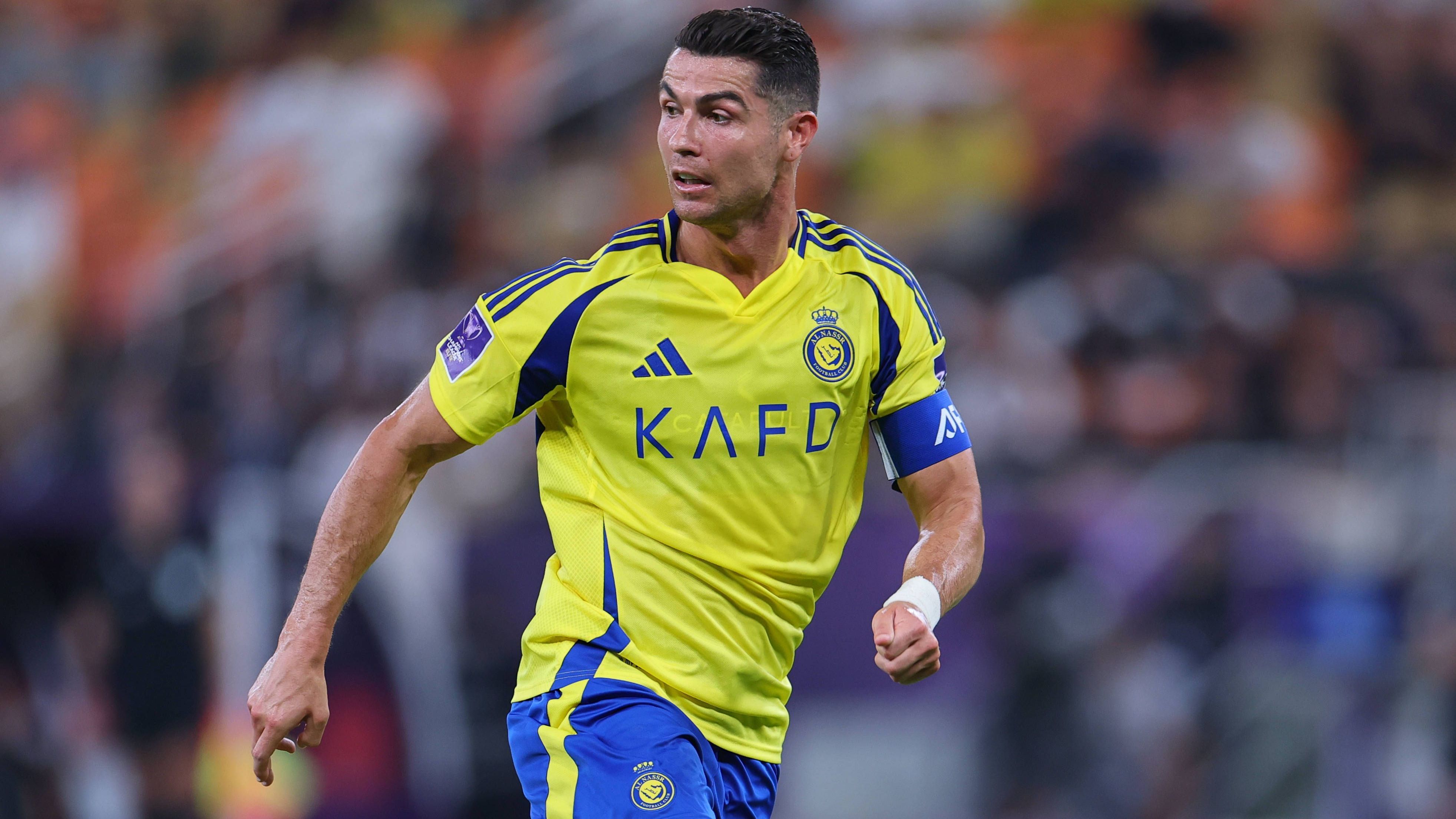 <em><strong>Cristiano Ronaldo (Al-Nassr)</strong><br>Bis Ende Juni steht Cristiano Ronaldo noch bei Al-Nassr in Saudi-Arabien unter Vertrag. Zuletzt mehrten sich Gerüchte, wonach CR7 gerne bei der Klub-WM in den USA dabei wäre. Sein aktueller Verein ist dafür aber nicht qualifiziert. Nun hat der marokkanische Nationalspieler Nordin Amrabat in einem Interview mit der niederländischen Zeitung "De Telegraaf" eine mögliche Option aufgezeigt.</em>