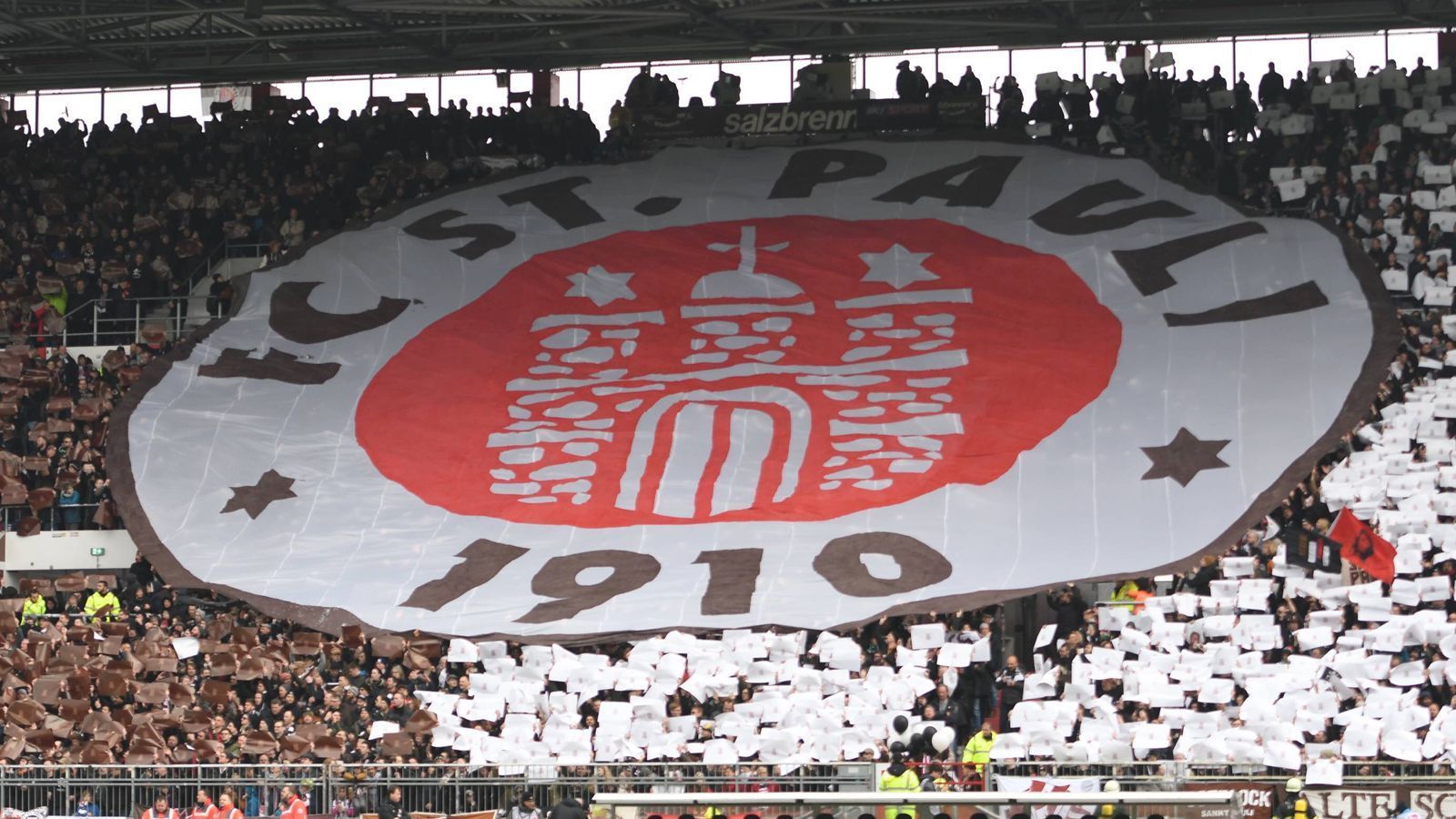 
                <strong>Hamburg-Derby - Pauli-Fans heizen dem Millerntor ein</strong><br>
                Das Pauli-Wappen durfte bei der Choreo natürlich auch nicht fehlen. Dass es während der Partie aufgrund der mehrfachen Nutzung von Pyrotechnik sogar zu einer Spielunterbrechung kam, hat mit totaler Hingabe und Support für seinen Klub allerdings gar nichts mehr zu tun. Der FC St. Pauli unterlag dem Hamburger SV am Ende übrigens klar und deutlich mit 0:4.
              