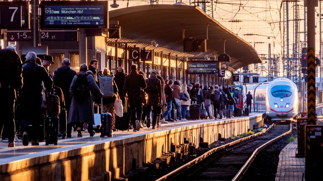 Passagiere warten auf einen Zug am Hauptbahnhof Frankfurt.