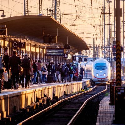 Passagiere warten auf einen Zug am Hauptbahnhof Frankfurt.